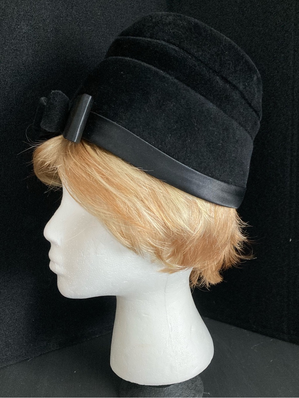 Vintage Mod Black Women's Fur Velour Felt Pillbox Hat with Satin Ribbon Detail